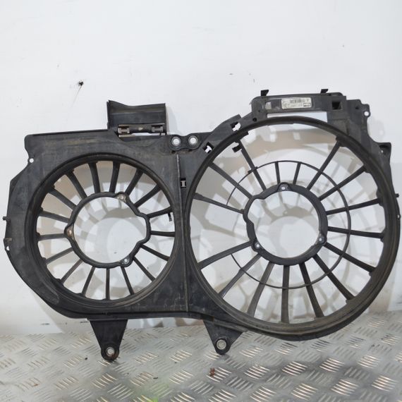 Дифузор вентилятора охолодження Audi A4 b7 2.0 TDI корпус вентилятора радіатора Ауді а4 б7 8E0121205AB