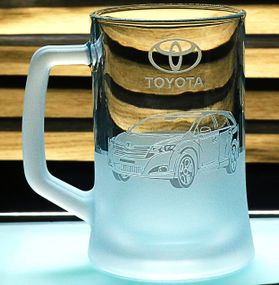 Пивной бокал 670 мл с гравировкой Toyota Venza подарок для автолюбителя кружка для пива с логотипом авто