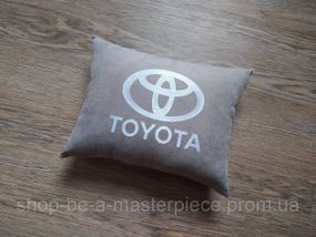 Авто Подушка c вышивкой логотипа марки Тойота Toyota серый подарок автомобилисту 00188