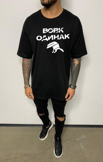 Футболка з мерчем