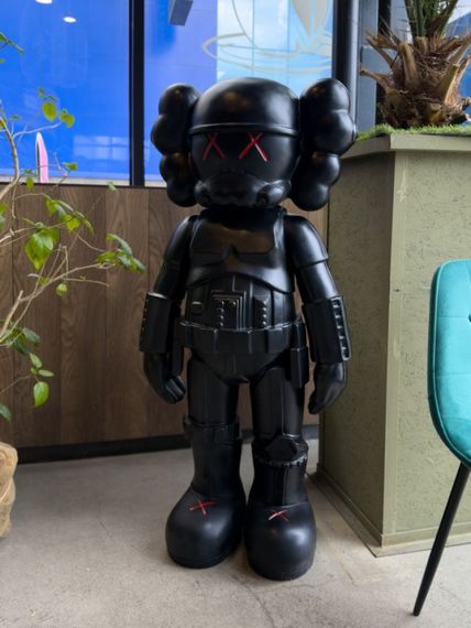 Kaws Star Wars Stormtrooper Black велика колекційна статуетка фігурка 140 см чорний kw008 | Зображення 5