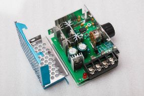 ШИМ регулятор оборотов двигателя постоянного напряжения 10-60V 20A, корпус