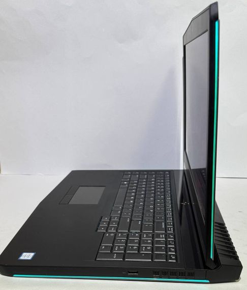 Ігровий ноутбук Dell Alienware 17 R4 / 17.3" (2560x1440) IPS / Intel Core i7-7700HQ (4 (8) ядра по 2.8 - 3.8 GHz) / 32 GB DDR4 / 1960 GB SSD / nVidia GeForce GTX 1070, 8 GB GDDR5, 256-bit / WebCam б/в | Зображення 4