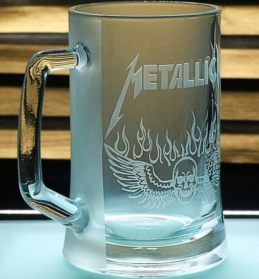 Пивний келих 670 мл Metallica з гравіюванням кружка для фаната металу Рок-атрибутика  подарунок металісту Металіка | Зображення 1