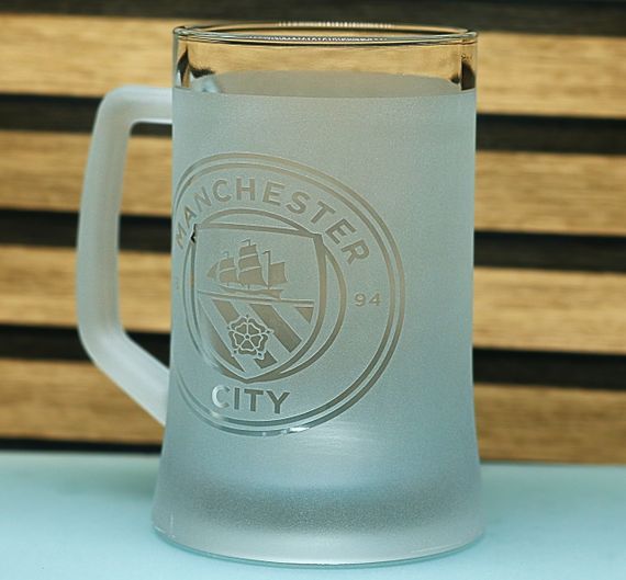 Подарунковий пивний келих з ручкою 670 мл з гравіюванням лого футбольного клубу ФК Манчестер Сіті FC | Зображення 2