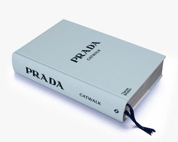 Книга про колекції Прада Prada Catwalk: The Complete Collections. Susannah Frankel історія моди з ілюстраціями | Зображення 7
