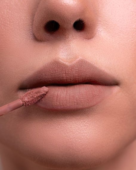 Оксамитова матова помада ZOLA Velour Lip Souffle - 04 Nude Haze (4.2 ml) | Зображення 4