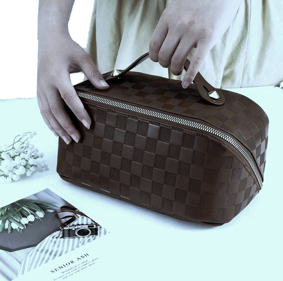 Жіноча косметичка із еко шкіри Edibazzar темно-коричнева | Зображення 1