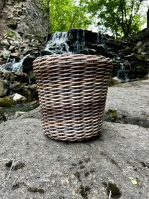 Кашпо зі штучного ротангу ручної роботи “Світанкова Лоза”, обʼєм 10 л — підвазонник для дому, саду, тераси