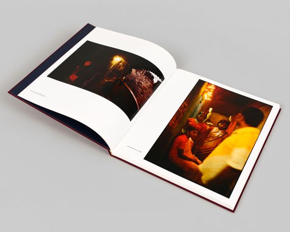 Книга лучшие фотографы мира Mary Ellen Mark: Falkland Road, Prostitutes of Bombay Мэри Эллен Марк Мумбаи | Зображення 1