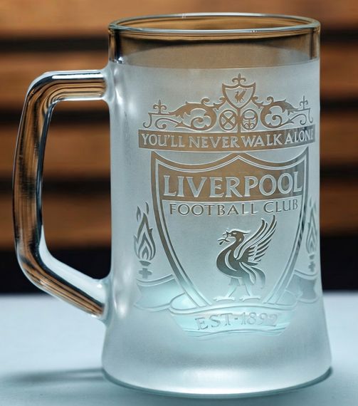 Пивний келих з ручкою Liverpool з гравіюванням подарунок для фаната ФК Ліверпуль футбольний кухоль | Зображення 1