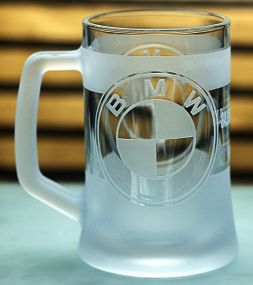 Пивний кухоль BMW 670 мл з гравіюванням Подарунок автолюбителю  Келих з логотипом авто БМВ та  легендарний слоган