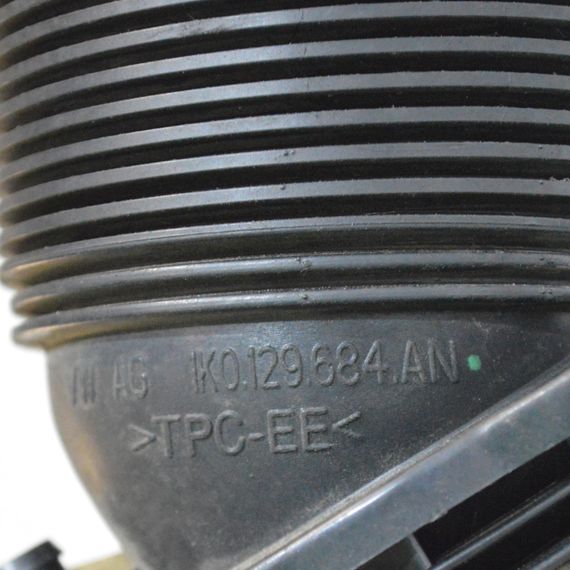 Патрубок повітряного фільтра 1.4 TSI Volkswagen Golf V Passat B6 2003-2010 Трубка фільтра повітря Фольксваген Гольф 5 1K0129684AN | Зображення 3