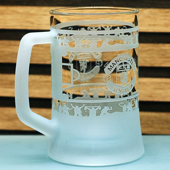 Пивной бокал 670 мл ФК Манчестер Юнайтед FC Manchester United с гравировкой подарок для фаната кружка круговая | Зображення 1