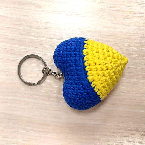 Брелок вязаный сердце Украины в цветах флага 6х6 см ручная работа, Амигуруми | Зображення 4