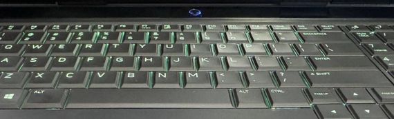 Ігровий ноутбук Dell Alienware 17 R4 / 17.3" (1920x1080) IPS / Intel Core i7-7700HQ (4 (8) ядра по 2.8 - 3.8 GHz) / 32 GB DDR4 / 1000 GB SSD / nVidia GeForce GTX 1070, 8 GB GDDR5, 256-bit / WebCam б/в | Зображення 8