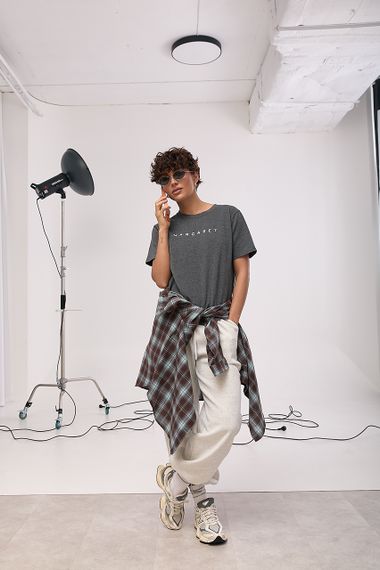 Трикотажна футболка з вишитим написом Margaret - темно-сірий цвет, ONE SIZE (є розміри) | Зображення 2