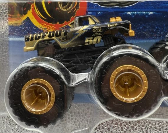 Подарунковий набір 2 монстр-траки Хот Вілс Оригінал Hot Wheels Monster Trucks Bigfoot 50th vs Bigfoot | Зображення 4