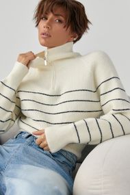 Короткий в'язаний светр у смужку із блискавкою на горловині - молочний цвет, ONE SIZE (є розміри)