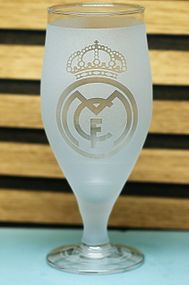 Пивний келих 500 мл Реал Мадрид Real Madrid на ніжці з гравіюванням  подарунок кружка фанату футболу