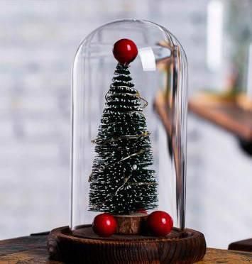 Новорічна ялинка, що світиться, в колбі
