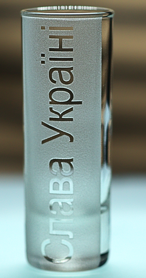 Чарка 60 мл патріотична  Слава Україні з гравіюванням подарунок стопка військовому патриоту | Зображення 2