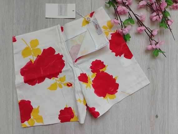 Жіночі короткі білі шорти в квітковий принт. | Зображення 1