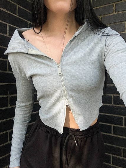 Жіноча укорочена кофта в рубчик на блискавці з капюшоном колір сірий розмір 42/48 HI2717 | Зображення 2