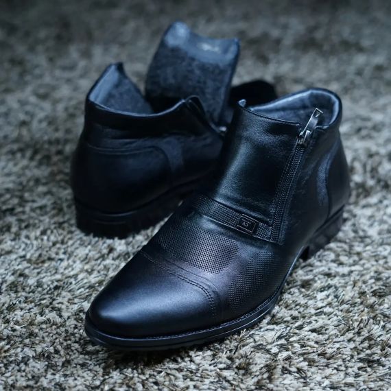 Мужские ботинки зимние на замках, черного цвета | Зображення 1