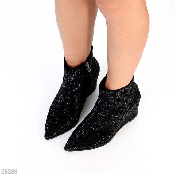 Эффектные черные замшевые ботильоны на танкетке в стразах | Зображення 4