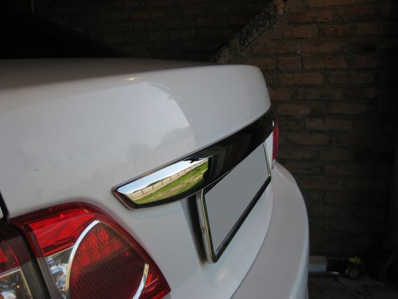 Накладка над номером 2010-2013 (нерж) для Toyota Corolla | Зображення 2