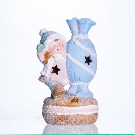 Новогодняя декоративная фигурка с подсветкой 12×9×20.5 см Новогодний декор Ребёнок с конфетой из фарфора CR-6-12 | Зображення 3