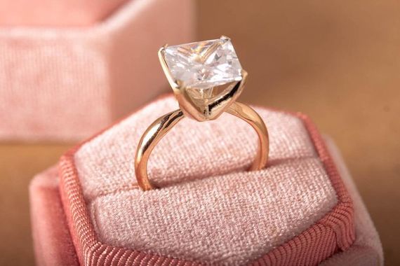 Кольцо из красного и белого золота с квадратным камнем 21.5 | Зображення 3