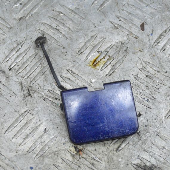 Заглушка буксирувального гака Volkswagen Passat B6 2005-2010 Накладка гака бампера Фольксваген 3C9807441