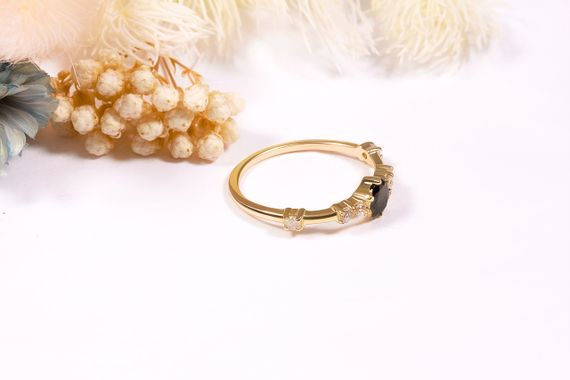 Кольцо из желтого золота с черным камнем 20.5 | Зображення 8