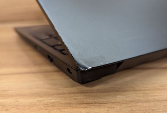 Ноутбук Б-класс Lenovo ThinkPad E15 / 15.6" (1920x1080) IPS / Intel Core i7-10510U (4 (8) ядра по 1.8 - 4.9 GHz) / 16 GB DDR4 / 512 GB SSD / Intel UHD Graphics / WebCam / HDMI / Windows 10 б/у + Подарунок Беспроводная мышь / USB | Зображення 2