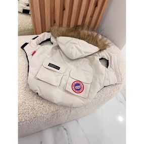 Брендовая зимняя жилетка для собак CANADA GOOSE с капюшоном, на пуху , бежевая
