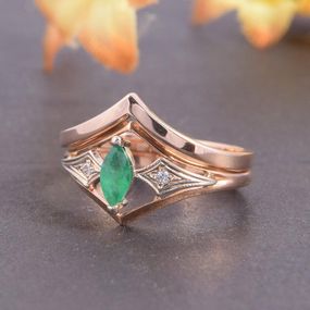 Набор из двух колец из красного золота с изумрудом 19