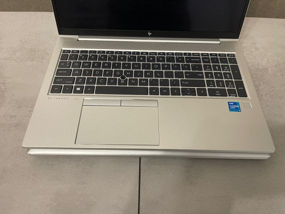 Ультрабук Б-класс HP EliteBook 850 G8 / 15.6" (1920x1080) IPS Touch / Intel Core i5-1145G7 (4 (8) ядра по 2.6 - 4.4 GHz) / 16 GB DDR4 / 256 GB SSD / Intel Iris Xe Graphics / WebCam б/у + Подарок Проводная мышь / USB | Зображення 3
