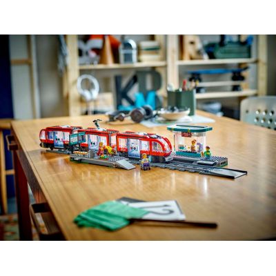 Конструктор LEGO City Трамвай і вокзал у центрі міста 811 деталей (60423) | Зображення 4