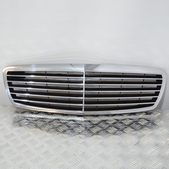 Решітка радіатора Mercedes W211 2002-2006 дорестайл Решітка переднього бампера Мерседес в211 A2118800583