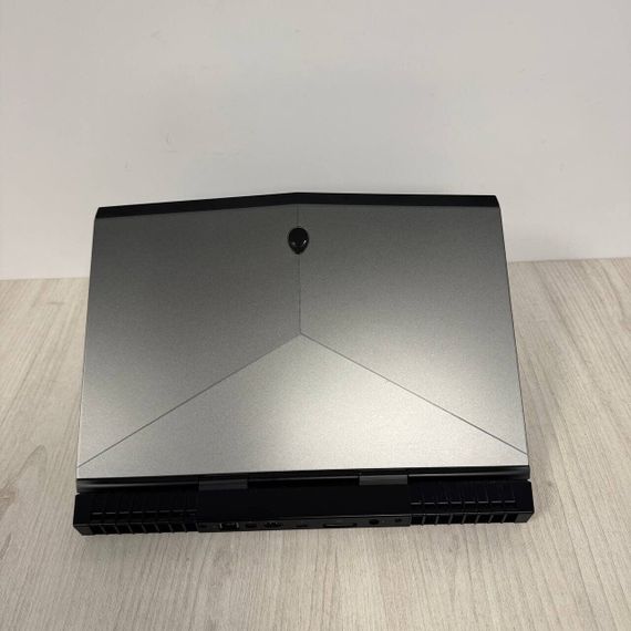 Ігровий ноутбук Dell Alienware 15 R3 / 15.6" (1920x1080) IPS / Intel Core i7-7700HQ (4 (8) ядра по 2.8 - 3.8 GHz) / 16 GB DDR4 / 128 GB SSD + 1000 GB HDD / nVidia GeForce GTX 1070, 8 GB GDDR5, 256-bit / WebCam б/в | Зображення 7
