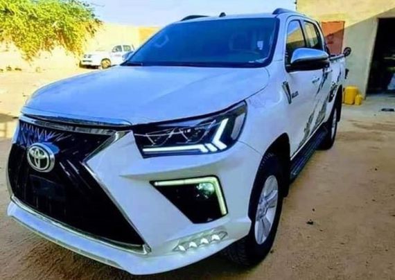 Передній бампер Lexus-design V2 для Toyota Hilux 2015- рр
