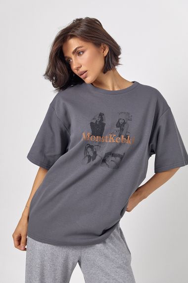 Однотонна жіноча футболка oversize з контрастним написом - темно-сірий цвет, ONE SIZE (є розміри) | Зображення 4