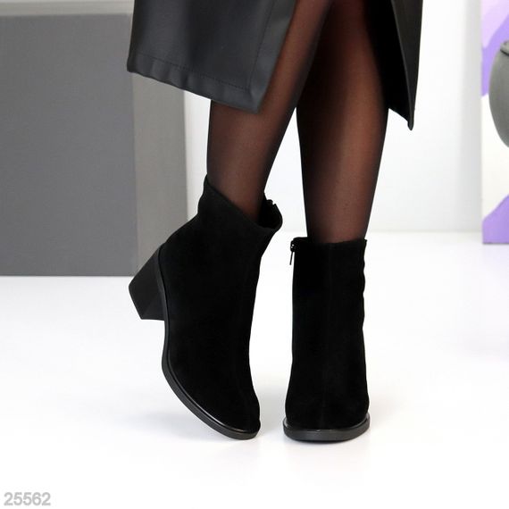 Классические лаконичные черные замшевые ботильоны на среднем каблуке | Зображення 8