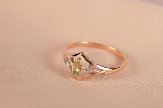 Кольцо из красного и белого золота с хризолитом 18.5 | Зображення 8