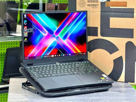 Игровой ноутбук Lenovo Legion 5 15IAX10 / 15.1" (2560x1600) OLED / Intel Core Ultra 7 255HX (20 ядер по 2.4 - 5.2 GHz) / 16 GB DDR5 / 1000 GB SSD NVMe / nVidia GeForce RTX 5060, 8 GB GDDR7, 128-bit / WebCam / Win 11 Home б/у | Зображення 2