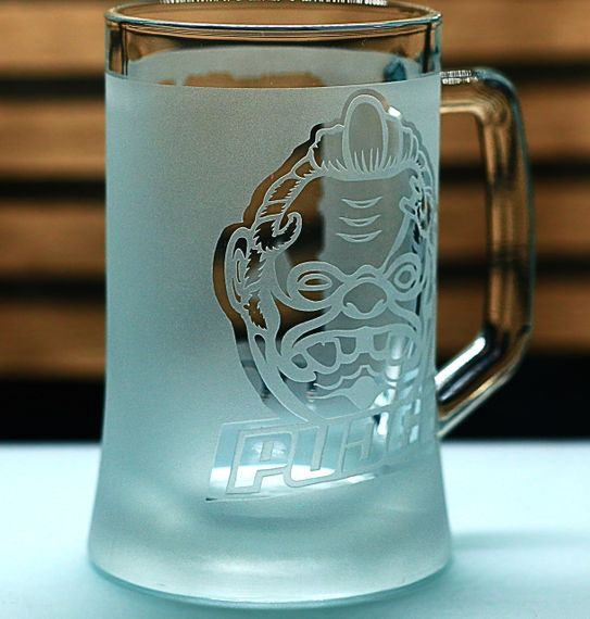 Пивной бокал с ручкой Dota 2 Дота 2 с гравировкой Pudge 670 мл стеклянная кружка сувенир для геймера | Зображення 4