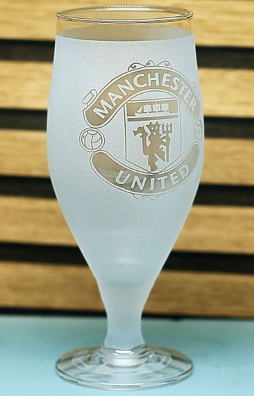 Пивной бокал 500 мл ФК Манчестер Юнайтед FC Manchester United на ножке с гравировкой кружка фаната футбола | Зображення 1