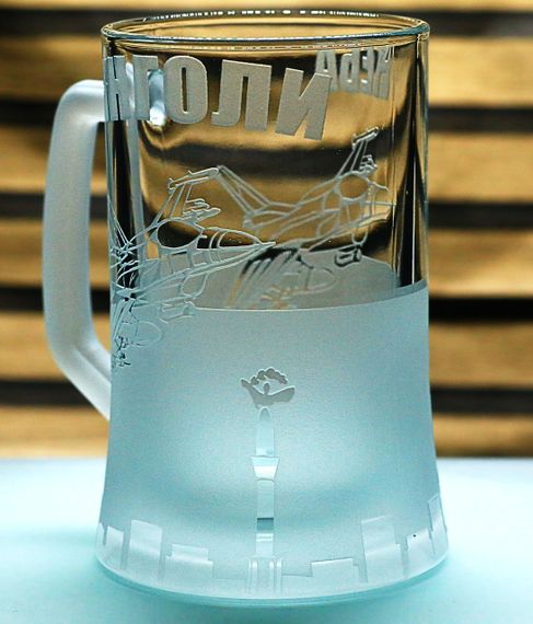 Подарочный бокал для пива с ручкой 670 мл с гравировкой надписи Ангелы Неба пилоту летчику | Зображення 1